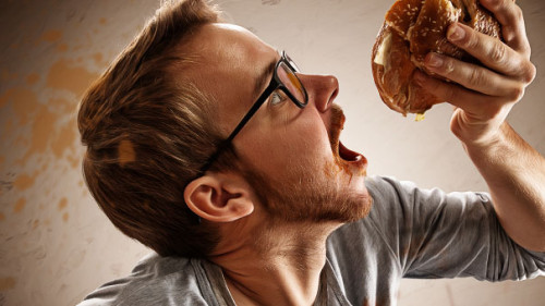 Mann-isst-Burger-72418123-AS-lassedesignen