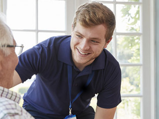 Senior-Pfleger-172090417-AS-Monkey-Business