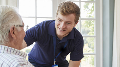 Senior-Pfleger-172090417-AS-Monkey-Business