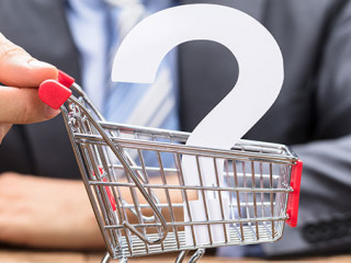 Anzugtraeger-Einkaufswagen-Fragezeichen-167404037-AS-Andrey-Popov