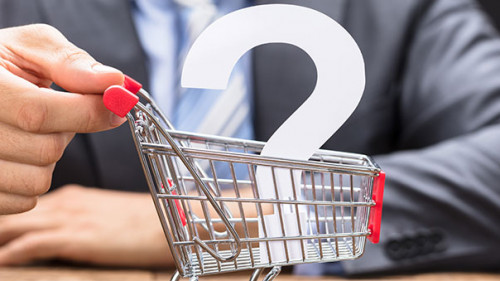 Anzugtraeger-Einkaufswagen-Fragezeichen-167404037-AS-Andrey-Popov