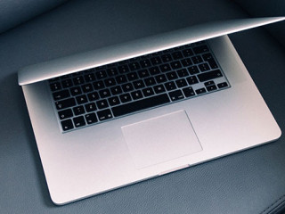 Laptop-auf-Couch-2618026-PB-StockSnap