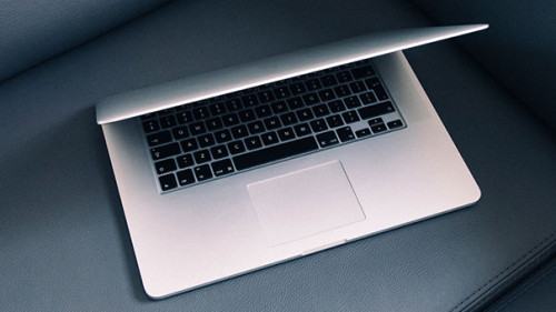 Laptop-auf-Couch-2618026-PB-StockSnap