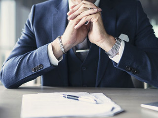 Anzugtraeger-Schreibtisch-276783589-AS-sebra