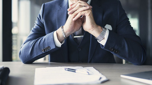 Anzugtraeger-Schreibtisch-276783589-AS-sebra