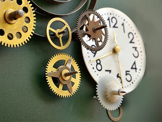 Uhr-Zahnraeder-112055696-FO-Maribaben