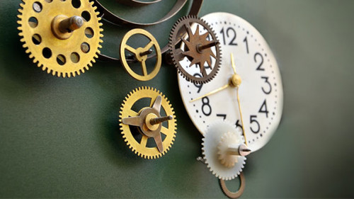 Uhr-Zahnraeder-112055696-FO-Maribaben