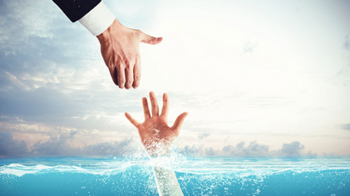 Anzugtraeger-hilft-Anzugtraeger-178604095-FO-alphaspirit