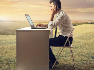 032020_WFMann-sitzt-vor-laptop_90086177-olly