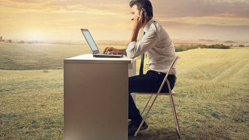 032020_WFMann-sitzt-vor-laptop_90086177-olly