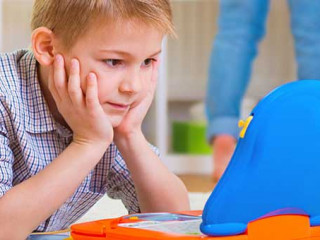 JungeVorComputer-92393849-FO-Petro-Feketa_WF