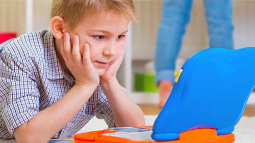 JungeVorComputer-92393849-FO-Petro-Feketa_WF