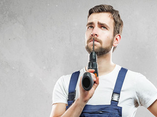 Unschluessiger-Handwerker-91949180-AS-dbunn