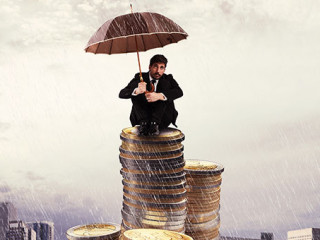 Mann-Schirm-Muenzen-Regen-105482005-FO-alphaspirit