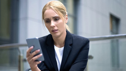 Anzugtraegerin-Smartphone-250309052-AS-motortion