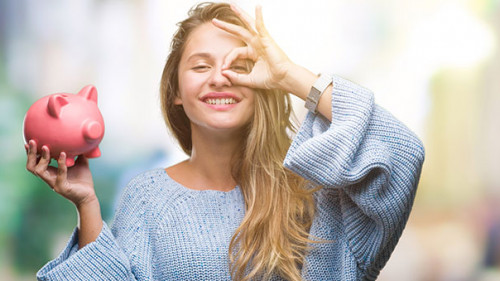 Junge-Frau-haelt-Sparschwein-277082062-AS-Aaron-Amat