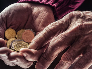 Alte-Haende-Muenzen-189535552-AS-weyo