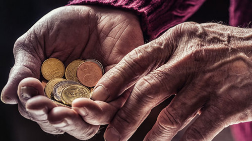 Alte-Haende-Muenzen-189535552-AS-weyo