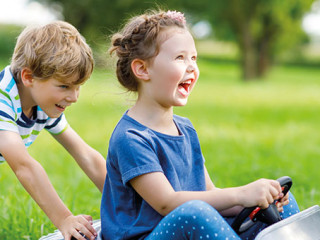 Spielende-Kinder-170246860-AS-Irina-Schmidt