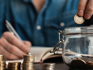 Mann-wirft-Muenze-ins-Glas-256302314-AS--opolja