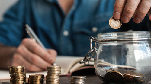 Mann-wirft-Muenze-ins-Glas-256302314-AS--opolja