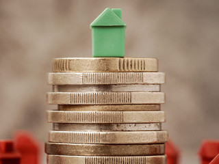 Haus-auf-Muenzstapel-277854595-AS-graja