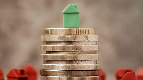 Haus-auf-Muenzstapel-277854595-AS-graja