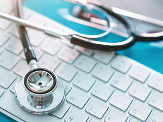 Tastatur-Stethoskop-195990710-AS-Witthaya-