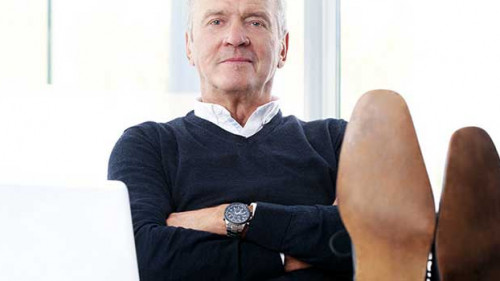 Senior-LaptopSchuheAufTisch-99457361-FO-sepy_WF