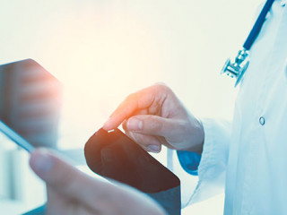 Arzt-Tablet-218867610-AS-Proxima-Studio