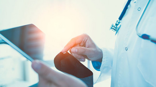 Arzt-Tablet-218867610-AS-Proxima-Studio