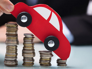 Anzugtraegerin-Auto-Munzstapel-194534625-FO-Andrey-Popov