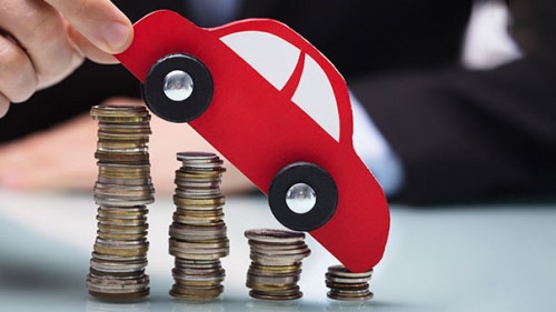 Anzugtraegerin-Auto-Munzstapel-194534625-FO-Andrey-Popov