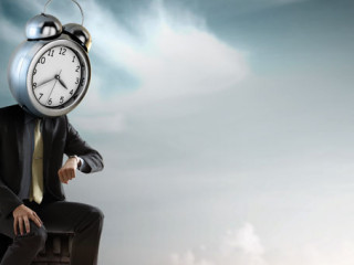 Anzugtraeger-Wecker-Kopf-295225851-AS-Sergey-Nivens