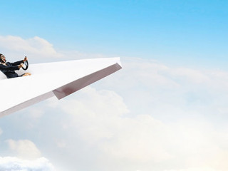 Anzugtraegerin-in-Papierflieger-179026372-FO-Sergey-Nivens