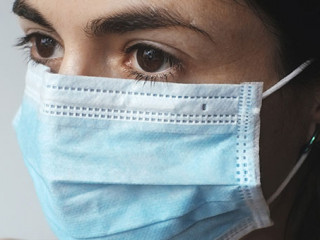 Frau-Mundschutz-4898571-PB-coyot