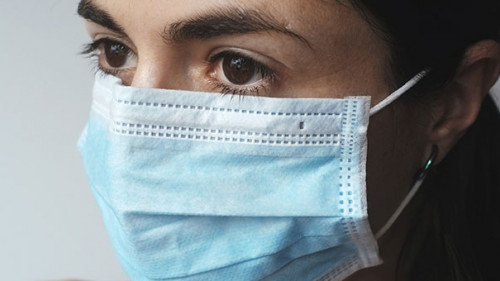 Frau-Mundschutz-4898571-PB-coyot