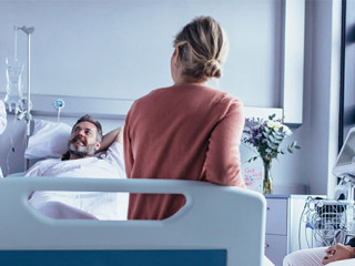 Aerztin-Familie-Krankenzimmer-178659970-AS-Jacob-Lund
