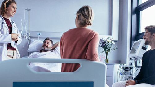 Aerztin-Familie-Krankenzimmer-178659970-AS-Jacob-Lund