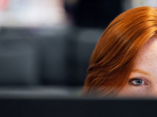 Frau-vor-Bildschirm-4904881-PB-RAEng_Publications