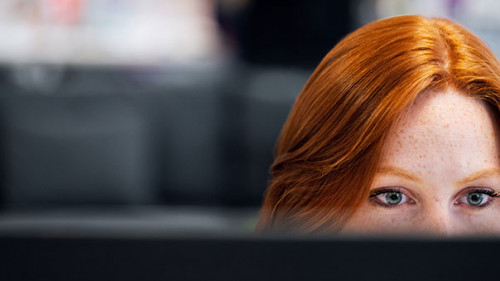 Frau-vor-Bildschirm-4904881-PB-RAEng_Publications