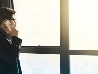 Anzugtraeger-Smartphone-2635036-PB-Fotorech