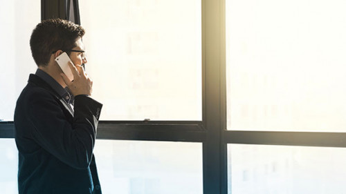 Anzugtraeger-Smartphone-2635036-PB-Fotorech