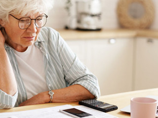 Seniorin-Taschernrechner-Laptop-287499711-AS-shurkin_son