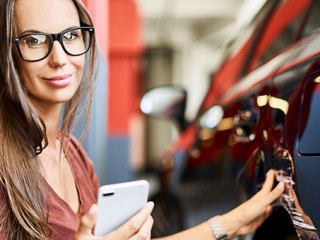 Frau-Smartphone-Auto-208663942-AS-baranq