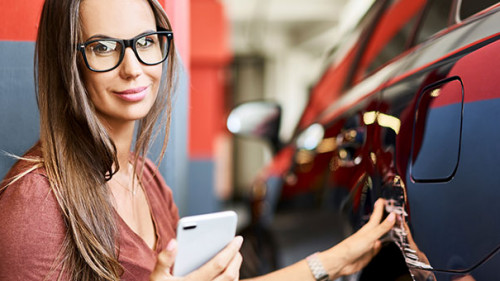 Frau-Smartphone-Auto-208663942-AS-baranq