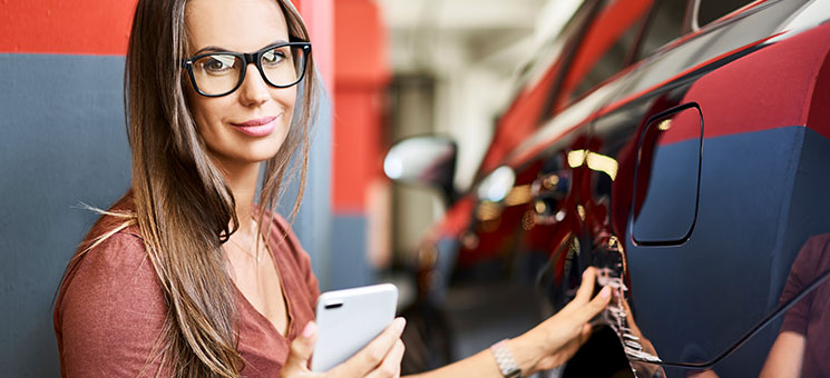Frau-Smartphone-Auto-208663942-AS-baranq
