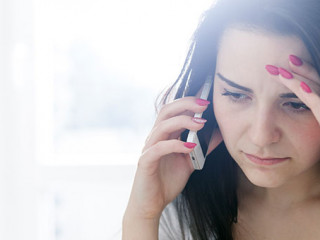 Frau-besorgt-Telefon-141022242-AS-leszekglasner