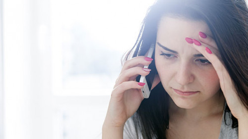 Frau-besorgt-Telefon-141022242-AS-leszekglasner