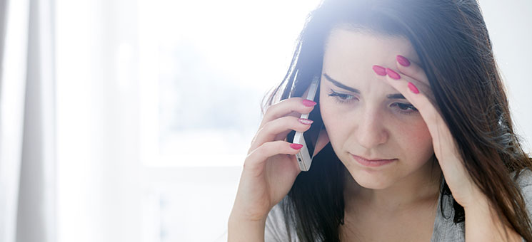 Frau-besorgt-Telefon-141022242-AS-leszekglasner